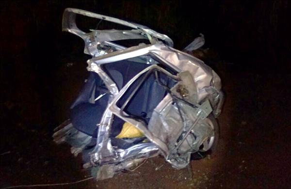 Janaine Ingrid e Jo&atilde;o morreram na hora. Com a pancada, o carro que os irm&atilde;os estavam partiu ao meio (Foto do Leitor)