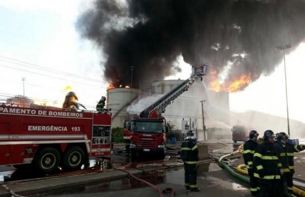 As recentes a&ccedil;&otilde;es coordenadas pelos bombeiros levaram a expressivos avan&ccedil;os nas opera&ccedil;&otilde;es de combate ao fogo em Santos ( Divulgação)