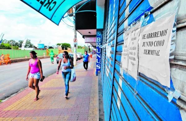 Algumas lojas fecharam e outras paralisaram atividades enquanto o terminal n&atilde;o estiver pronto e os tapumes forem retirados das cal&ccedil;adas ( Carlos Sousa Ramos/ AAN)