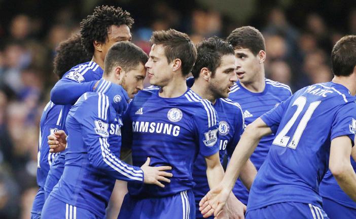 Jogadores do Chelsea comemoram no Stamford Bridge: time tem boa vantagem na lideran&ccedil;a e um jogo a menos que os principais rivais na luta pelo t&iacute;tulo do Ingl&ecirc;s (France Press)