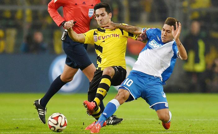 Firmino (&agrave; direita), do Hoffenheim, disputa a jogada com Guendogan, do Borussia Dortmund (France Press)