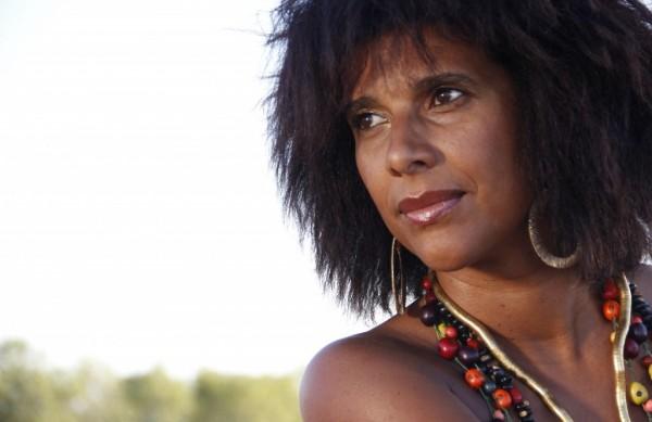 A cantora portuguesa Sandra Fidalgo: repert&oacute;rio prop&otilde;e fus&atilde;o das ra&iacute;zes lusitanas e nacionais  ( Divulgação)