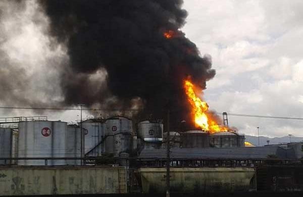 Bombeiros aplicaram espuma vinda de S&atilde;o Paulo para tentar combater as chamas em terminal de Santos, que pega fogo h&aacute; mais de 24 horas ( Reprodução/ Facebook)