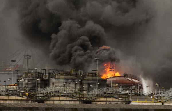 A prefeitura informou que os bombeiros mudaram a t&aacute;tica de combate ao inc&ecirc;ndio ( Cedoc/RAC)