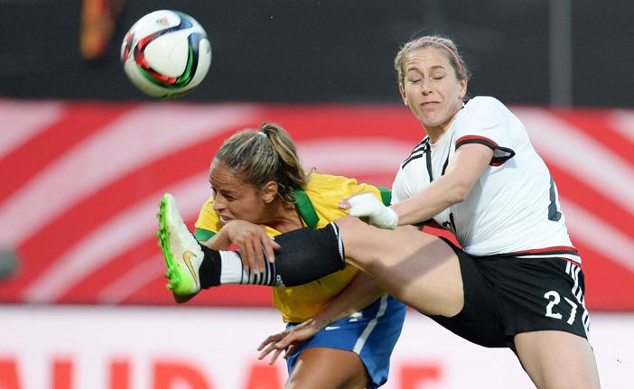 A brasileira M&ocirc;nica (&agrave; esquerda) disputa a bola com a alem&atilde; Anna Blaesse (France Press)