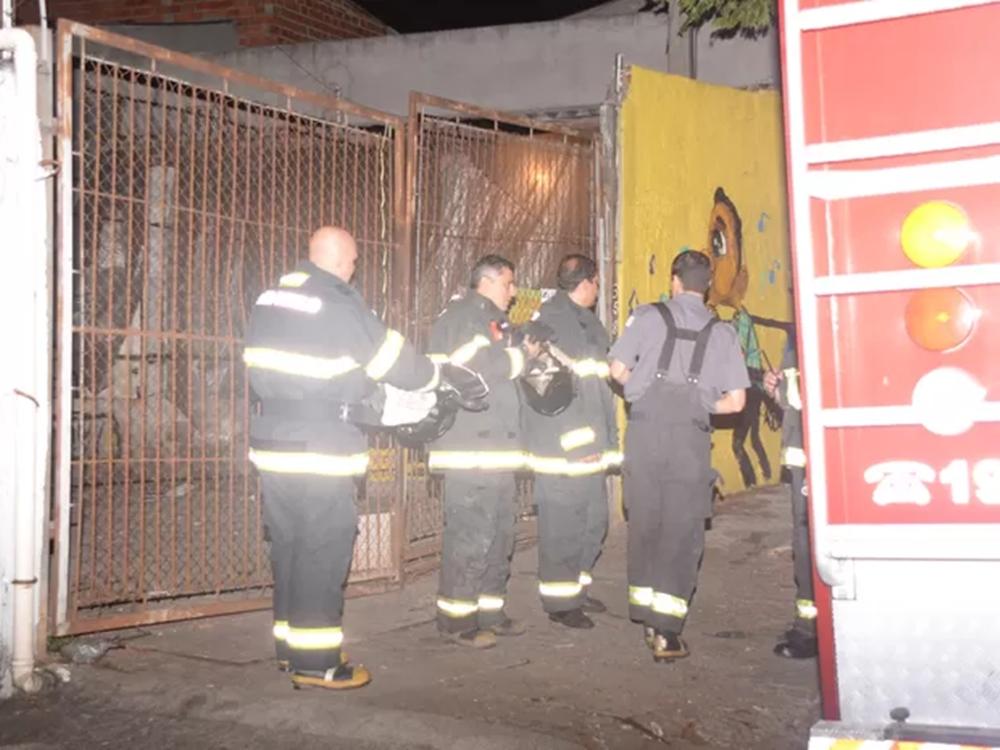 Bombeiros conseguiram dominar rapidamente o inc&ecirc;ndio ( Divulgação)