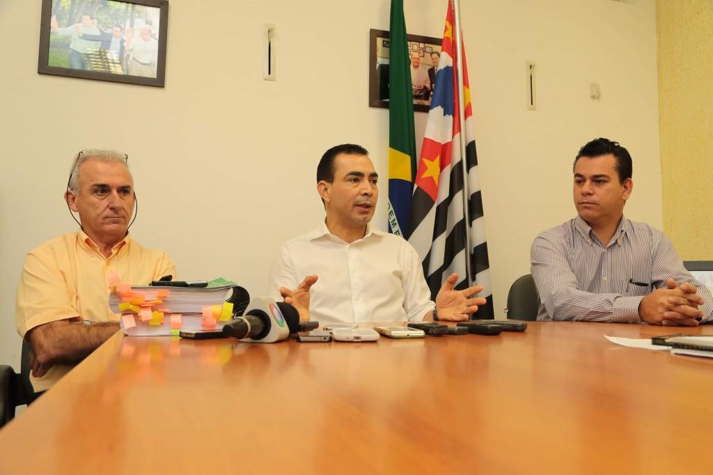 O prefeito de Nova Odessa, Benjamim Bill Vieira de Souza (centro), anunciou o rompimento do contrato (Osnei Restio/Divulgação)