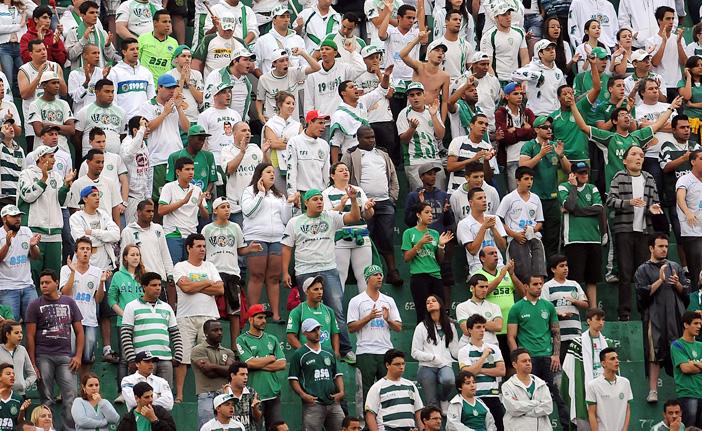 Torcida bugrina incentiva a equipe (Cedoc/RAC)