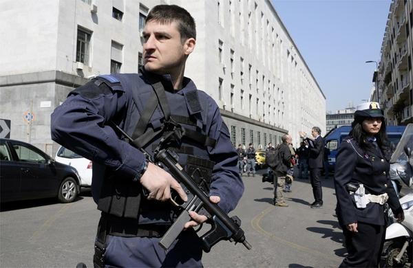 Policiais italianos refor&ccedil;am a seguran&ccedil;a entorno do Tribunal, alvo de ataque a tiros (France Press)