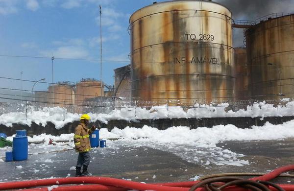 Bombeiros controlam inc&ecirc;ndio em Santos, mas trabalhos continuam (Corpo de Bombeiros da PMESP)
