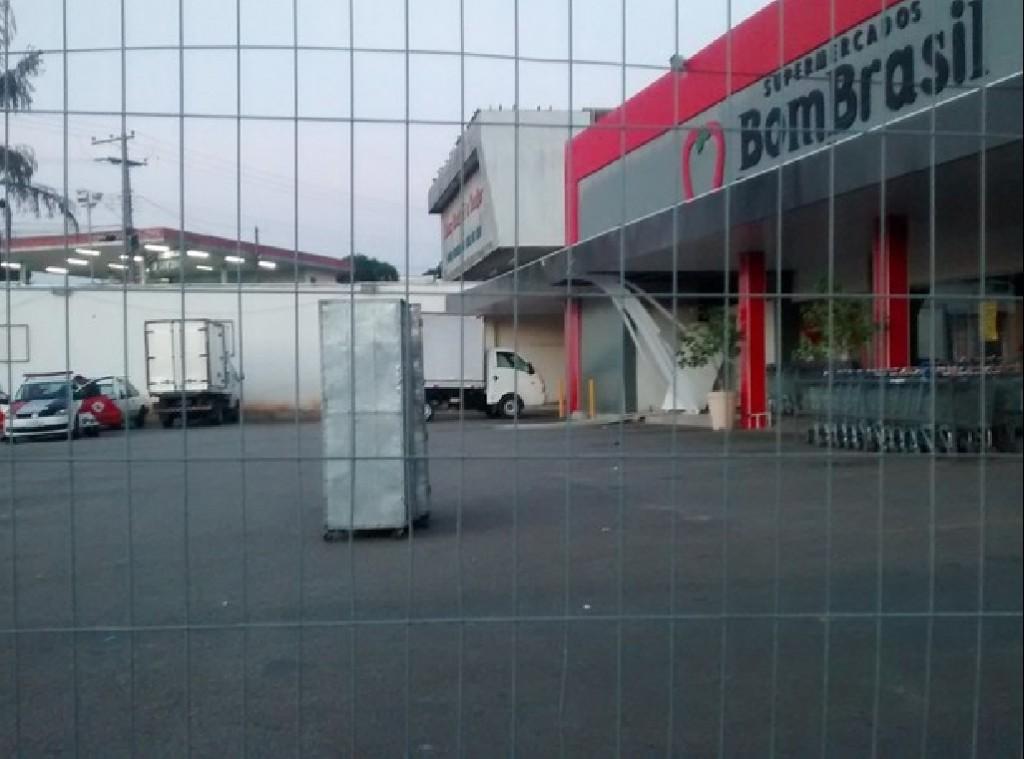 Caixa eletr&ocirc;nico atacado ficava na entrada do supermecado ( Divulgação)