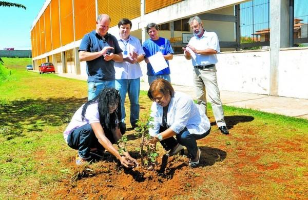 Luiz Henrique da Silva, presidente da associa&ccedil;&atilde;o, e a diretora da escola do Jardim Icara&iacute;, Aurora Am&eacute;lia de Oliveira, fazem plantio simb&oacute;lico ( Carlos Sousa Ramos/ AAN)