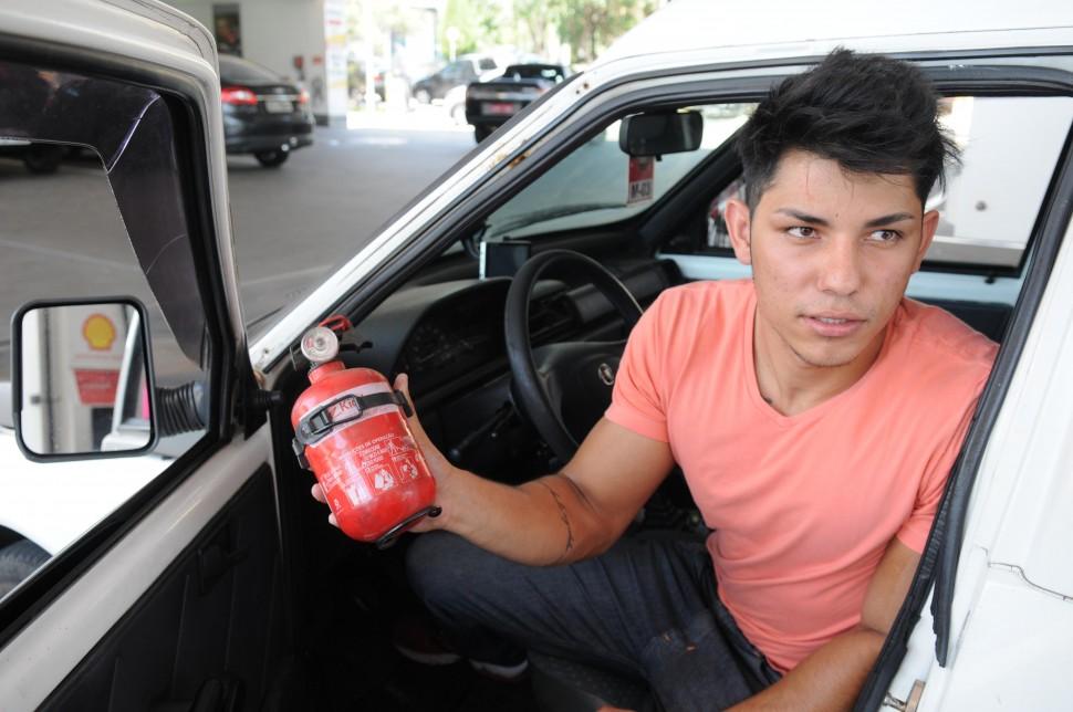 Informado, Ygor Henrique Barbosa trocou de extintor neste ano j&aacute; para o modelo novo: &quot;Sem correr riscos&quot; ( Dominique Torquato/ AAN)