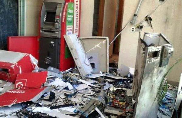 Sete homens armados explodem caixas eletr&ocirc;nicos em posto de combust&iacute;vel ( Divulgação)