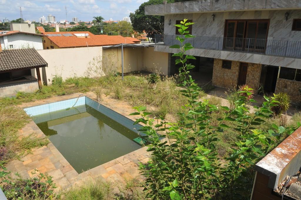 Mans&atilde;o do 'Sheik' est&aacute; abandonada e &aacute;gua acumulada pode servir para prolifera&ccedil;&atilde;o do Aedes aegypti ( César Rodrigues/ AAN)