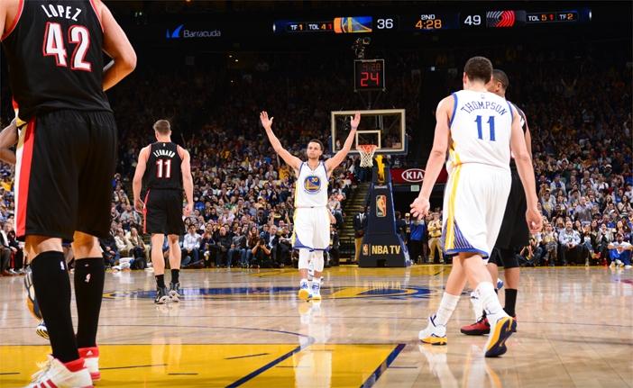 Curry comemora acerto em arremesso de 3 pontos contra o Blazers na NBA (France Press)
