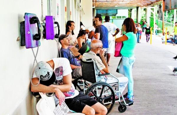 Pacientes com suspeita de dengue aguardam atendimento em hospital; entre paulistas e cariocas, 72% dizem na pesquisa que j&aacute; tiveram proximidade com a enfermidade (Fotos: Janaína Ribeiro/Especial para a AAN)