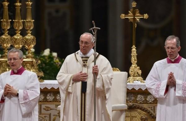 Na Vig&iacute;lia Pascal, cerim&ocirc;nia muito solene e transmitida ao vivo para todo o mundo, o Papa entrou segurando uma vela na bas&iacute;lica  (France Press)