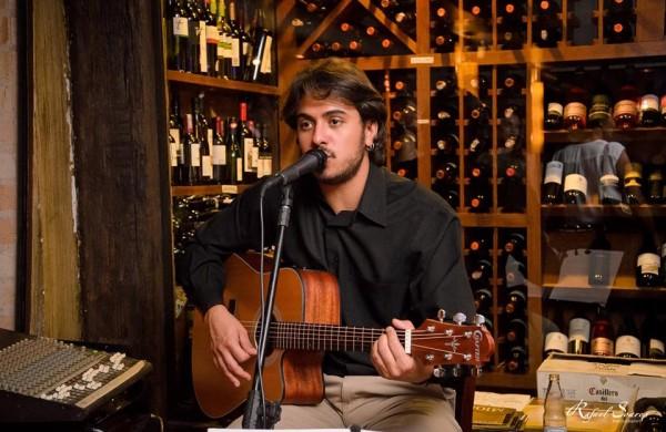 O baixista, violonista e cantor Caio Hernandes: aposta no mercado das pra&ccedil;as de alimenta&ccedil;&atilde;o dos shoppings ( Divulgação)