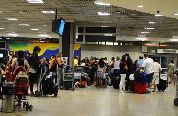 Sagu&atilde;o do Aeroporto de Viracopos ficou lotada depois que a pista foi liberada (Élcio Alves)