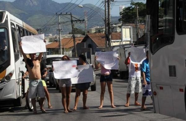 Segundo os moradores do Complexo do Alem&atilde;o, que h&aacute; dois dias protestam pedindo paz, os PMs foram violentos e teriam come&ccedil;ado confronto que matou 4 pessoas nos &uacute;ltimos dias ( Divulgação)