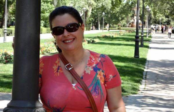 A coordenadora de Cultura Lalá Ruiz no Parque Del Retiro, em Madri, Espanha (Arquivo Pessoal)