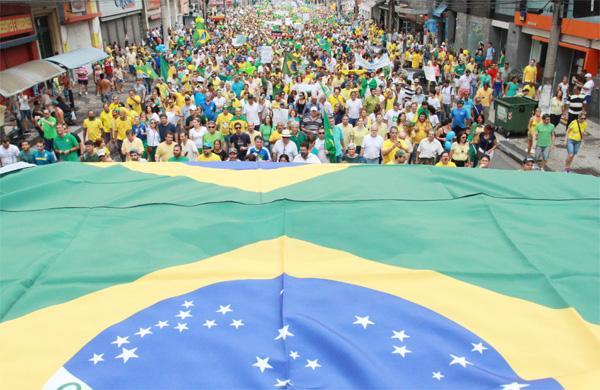 Cerca de 8,5 mil pessoas, segundo a PM, protestaram na manh&atilde; de 15 de mar&ccedil;o nas ruas centrais de Campinas contra o governo e pediam a sa&iacute;da da presidente Dilma Rousseff (Camila Moreira/ AAN)