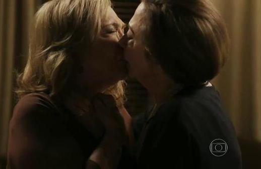 Fernanda Montenegro e Nathalia Timberg se beijam na boca na novela 'Babil&ocirc;nia' ( Divulgação)