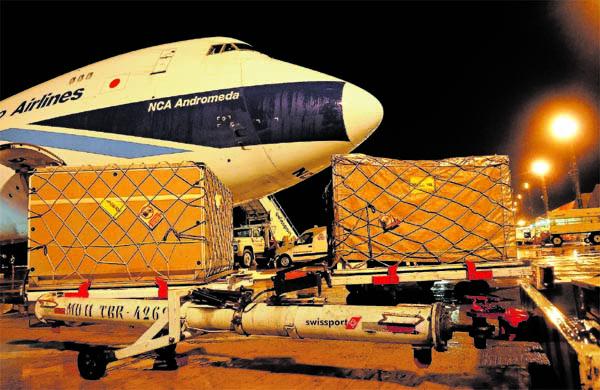 Carga &eacute; desembarcada de aeronave no Aeroporto de Viracopos; &aacute;rea ultrassegura custar&aacute; R$ 10 milh&otilde;es e expectativa de concession&aacute;ria &eacute; faturar adicional de R$ 20 milh&otilde;es por ano ( Cedoc/ RAC)