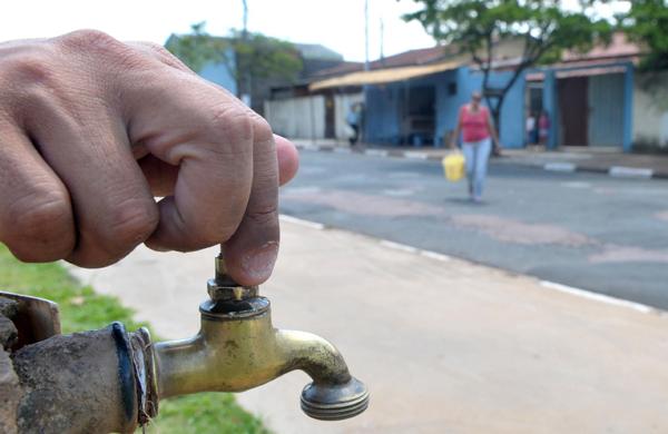 O corte, segundo a empresa, &eacute; necess&aacute;rio para dar &quot;continuidade aos trabalhos de melhorias na rede de abastecimento de &aacute;gua da cidade&quot; (Janaina Ribeiro/ AAN)