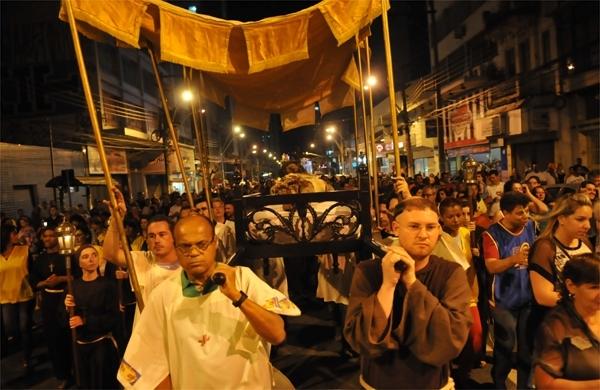 Fi&eacute;is sa&iacute;ram da Igreja do Carmo em dire&ccedil;&atilde;o &agrave; Catedral Metropolitana de Campinasr
 ( Carlos Sousa Ramos/ AAN)