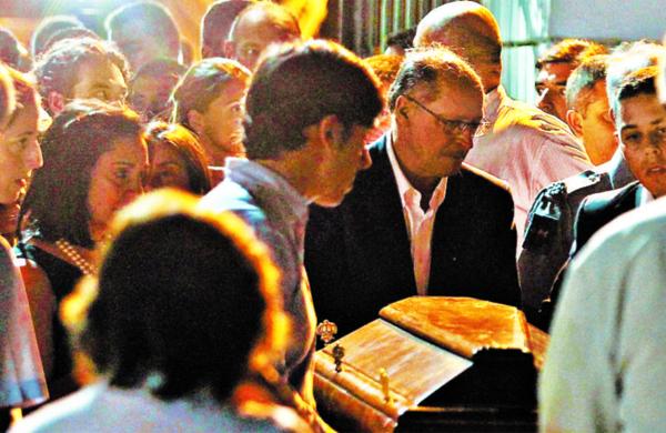 Ao lado de amigos e familiares, o governador Geraldo Alckmin de despede do filho Thomaz no cemit&eacute;rio de Pindamonhangaba (Sérgio Castro/ AE)