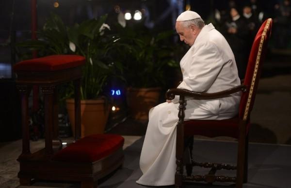 O papa Francisco, de 78 anos, presidiu a cerim&ocirc;nia da Via Sacra sem carregar a cruz. Permaneceu sentado, muito recolhido, sob uma grande tenda vermelha (France Press)
