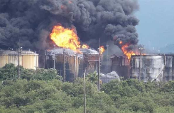 Bombeiros aplicaram espuma vinda de S&atilde;o Paulo para tentar combater as chamas em terminal de Santos, que pega fogo h&aacute; mais de 24 horas (Reprodu&ccedil;&atilde;o/Facebook)