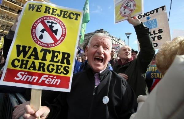 Organizadores dos protestos em Dublin disseram que 80 mil pessoas participaram da manifesta&ccedil;&atilde;o deste s&aacute;bado (France Press)