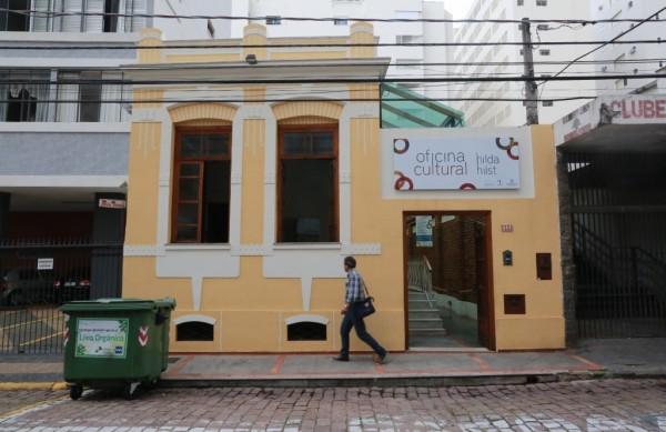 Homem caminha em frente &agrave; sede da Oficina Cultural Hilda Hilst: fim ( Leandro Ferreira/ AAN)