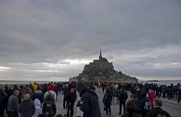 O famoso Monte Saint-Michel (Normandia, Fran&ccedil;a) foi invadido por turistas de todos os cantos da Fran&ccedil;a e de outros pa&iacute;ses para a &quot;mar&eacute; do s&eacute;culo&quot; (France Press)