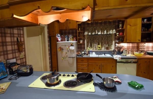 A cozinha colonial de Don Draper sua esposa Betty, personagens centrais da s&eacute;rie 'Mad Men' (France Press)