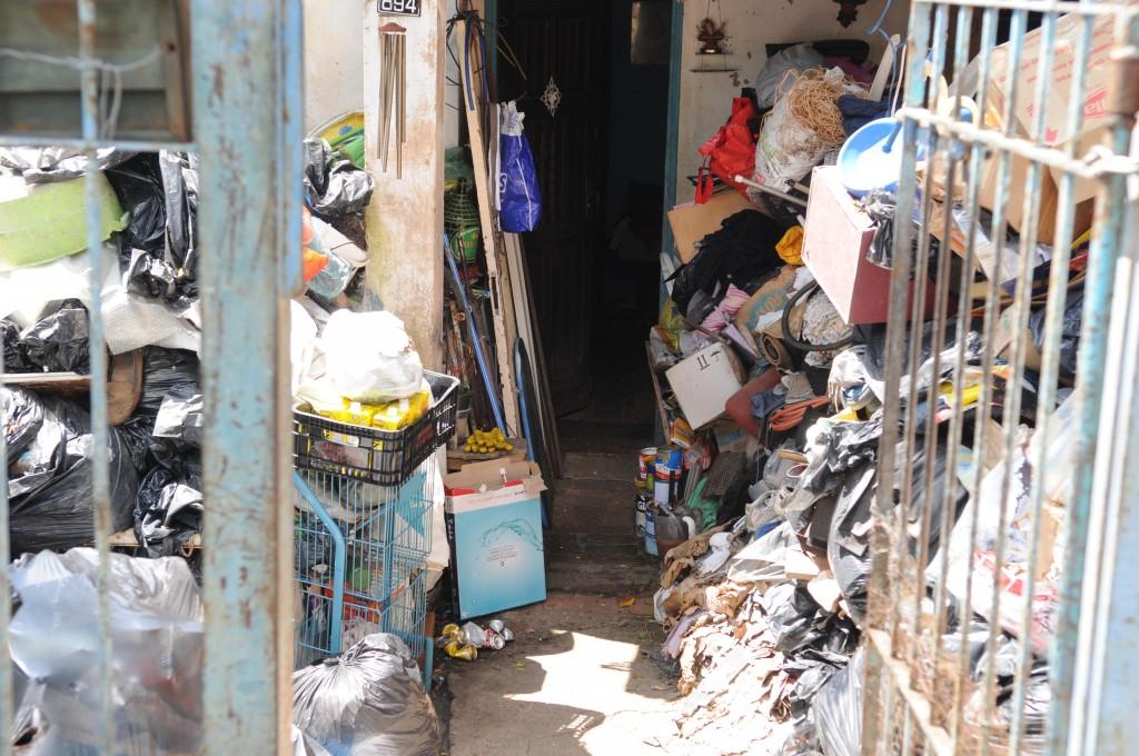 Lixo se acumula na Rua Cristovan Bonini, no Proen&ccedil;a ( Dominique Torquato/ AAN)