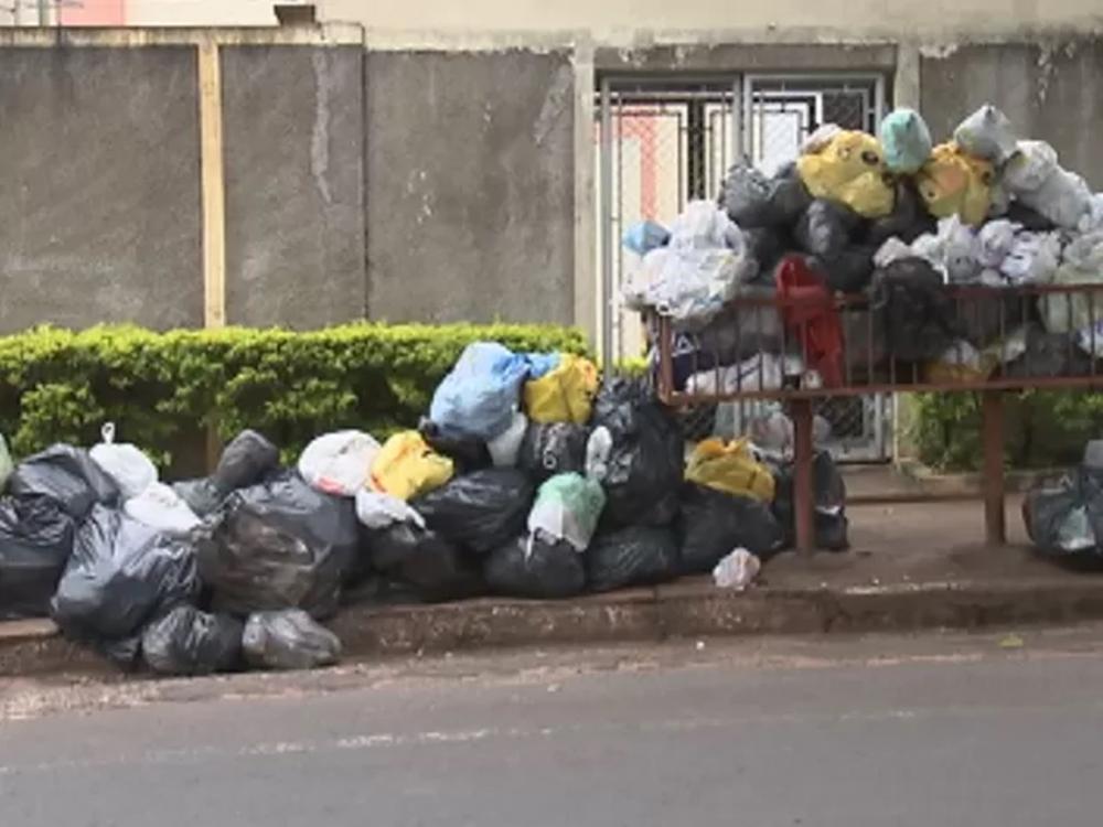 Com o fim da greve, o lixo voltar&aacute; a ser recolhido ( Reprodução)