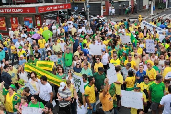 Manifestantes pelas ruas de Campinas neste domingo (15)  (Camila Moreira/ AAN)