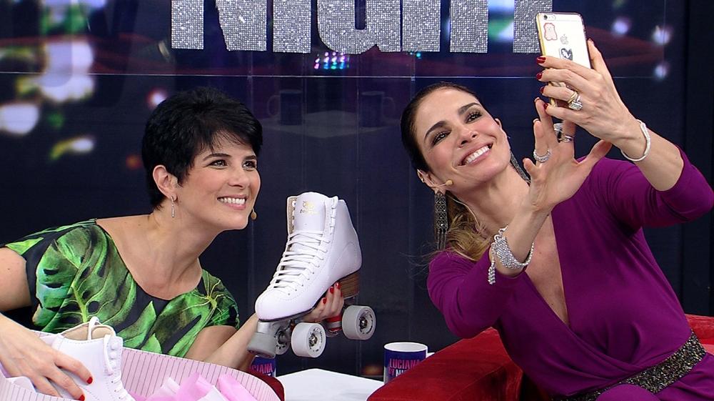 J&aacute; em ritmo de aquecimento para sua estreia &agrave; frente de um talk show jornal&iacute;stico na Rede TV!, Mariana Godoy participa hoje do programa "Luciana by Night". Luciana Gimenez presenteia a nova colega com um par de patins, por se tratar de um esporte que ela ainda n&atilde;o domina (Divulgação/Rede TV!)