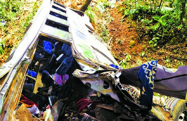 &Ocirc;nibus despencou em ribanceira na estrada Serra Dona Francisca: grupo viajava de Uni&atilde;o da Vit&oacute;ria a Guaratuba; &oacute;bitos podem aumentar, pois h&aacute; v&iacute;timas em estado grav&iacute;ssimo (Salmo Duarte/ AE)