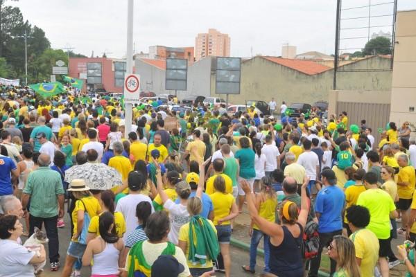 Manifestantes pelas ruas de Indaiatuba neste domingo (15)  ( C&eacute;sar Rodrigues/ AAN)