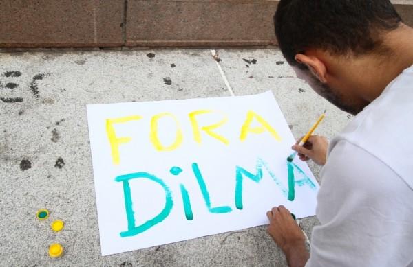 Lucas Trevizan com seu cartaz para a manifesta&ccedil;&atilde;o ( Janaína Maciel/Especial a AAN )
