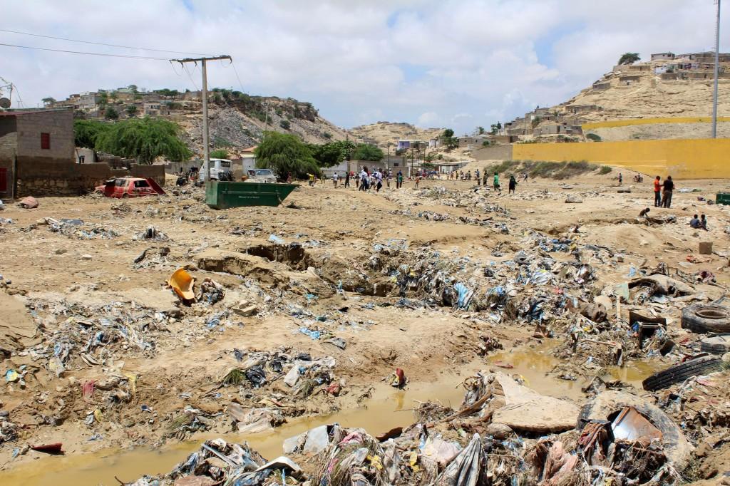 Uma tromba d'&aacute;gua atingiu a cidade costeira de Lobito na madrugada de quinta-feira; casas mais fr&aacute;geis, constru&iacute;das nas colinas da cidade, foram arrasadas (AFP PHOTO / LAZARO KAFILE )