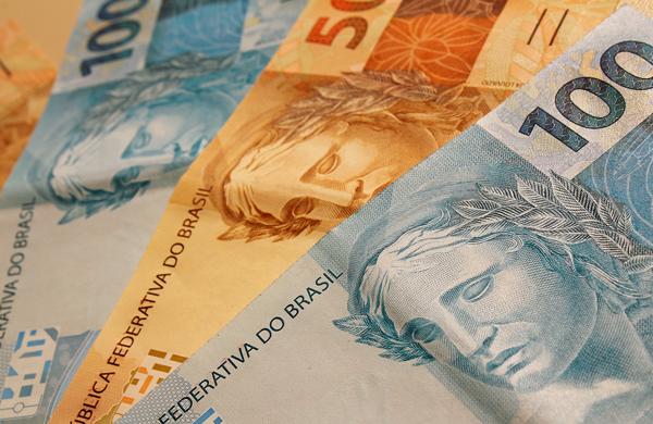 O d&oacute;lar disparou e fechou sexta (13) em R$ 3,26, a cota&ccedil;&atilde;o mais alta desde 2 de abril de 2003, no in&iacute;cio do governo Lula ( Divulgação)