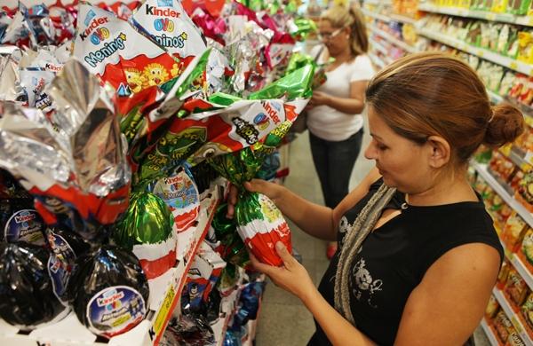 Consumidora escolhe ovo de chocolate em loja de supermercado de Campinas ( Rodrigo Zanotto/Especial para AAN)