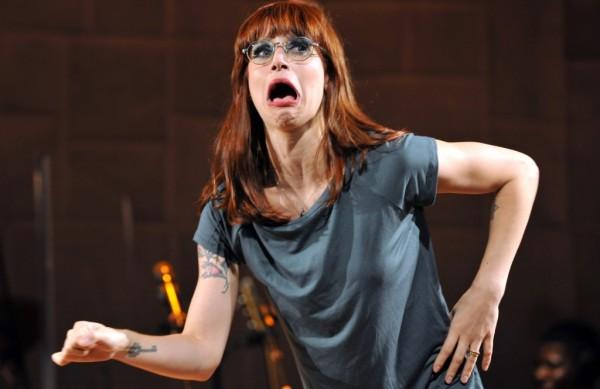 Mel Lisboa em cena de 'Rita Lee Mora ao Lado', que ser&aacute; encenado nos pr&oacute;ximos s&aacute;bado e domingo no Theatro Municipal de Paul&iacute;nia ( Divulgação)