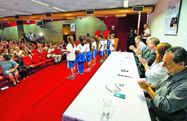 Autoridades e p&uacute;blico aplaudem apresenta&ccedil;&atilde;o de estudantes durante evento que lan&ccedil;ou cartilhas educativas contra a dengue em Campinas ( Janaína Maciel/Especial a AAN )